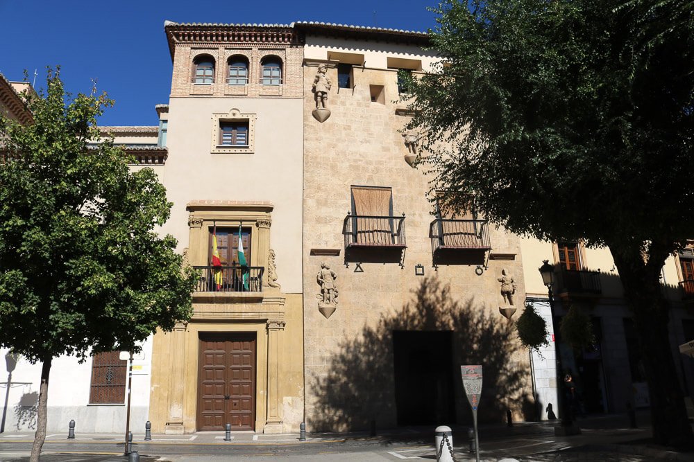 Fachada do Museu da Casa de los Tiros, com paredes em tom de areia e duas árvores nas laterais.