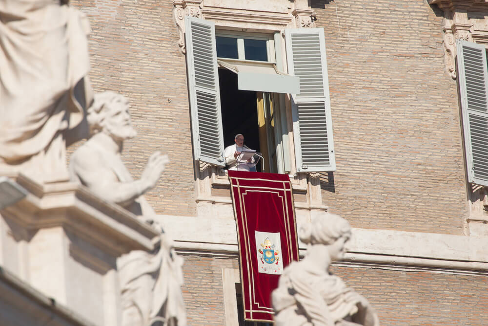 Papa Francisco realizando a oração de Angelus em uma janela da Biblioteca do Vaticano, na Praça São Pedro.