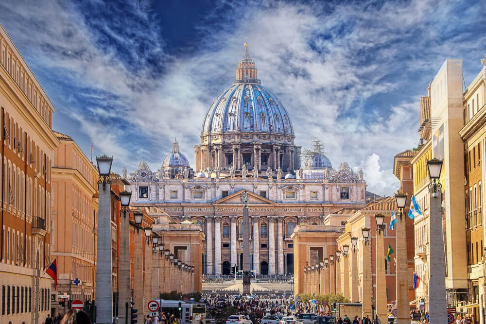 Vista para a Basílica de São Pedro a partir da Via della Conciliazione, no Vaticano.
