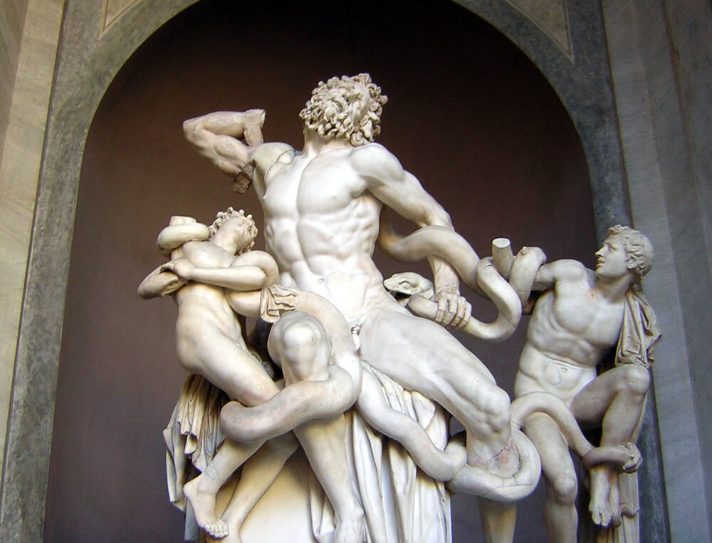 Escultura Grupo de Laocoonte, com a representação de três homens e algumas cobras.