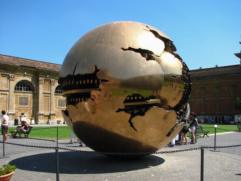 Escultura de Esfera Dentro da Esfera, no Pátio da Pinha.