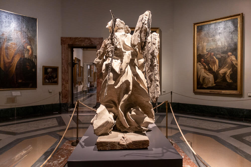 Escultura de Anjo, do artista Gian Lorenzo Bernini, no interior da Pinacoteca do Vaticano.