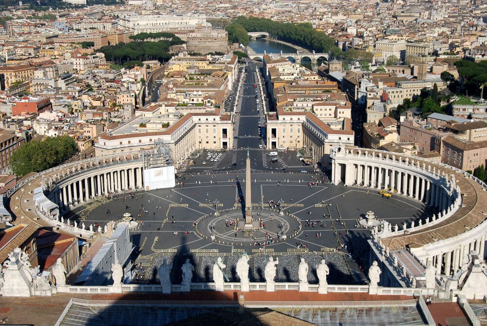 Praça de São Pedro vista de cima, com o Obelisco do Vaticano no centro.