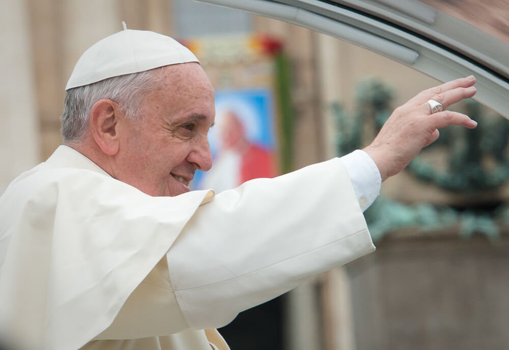 Papa Francisco acenando para os fiéis, em seu Papamóvel.