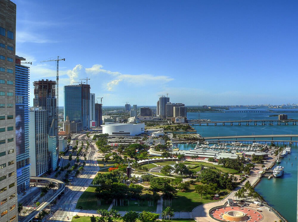 Downtown Miami, com vários prédios, avenidas, um parque e uma marina.