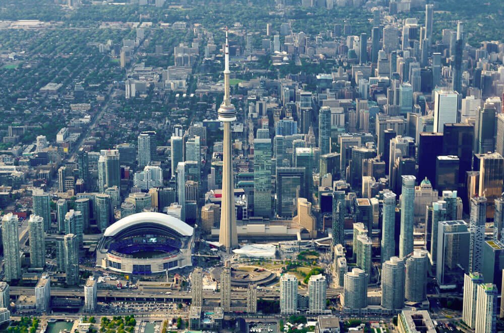 Entertainment District visto de cima, com vários arranha-céus, a Torre CN e o estádio Rogers Centre.