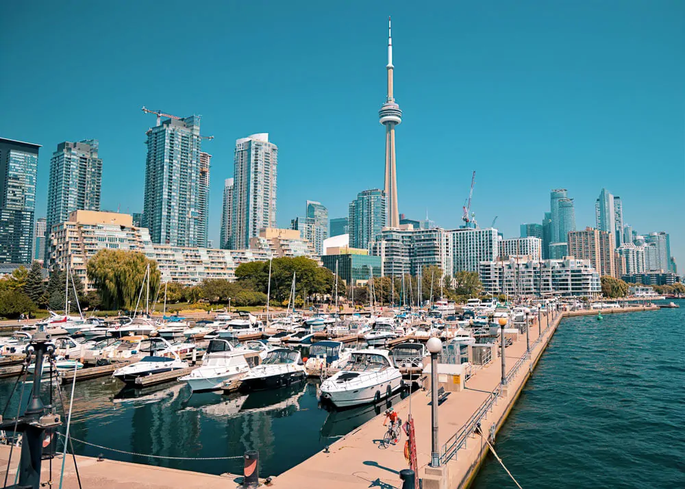Marina de Harbourfront, com vários barcos e edifícios ao fundo.