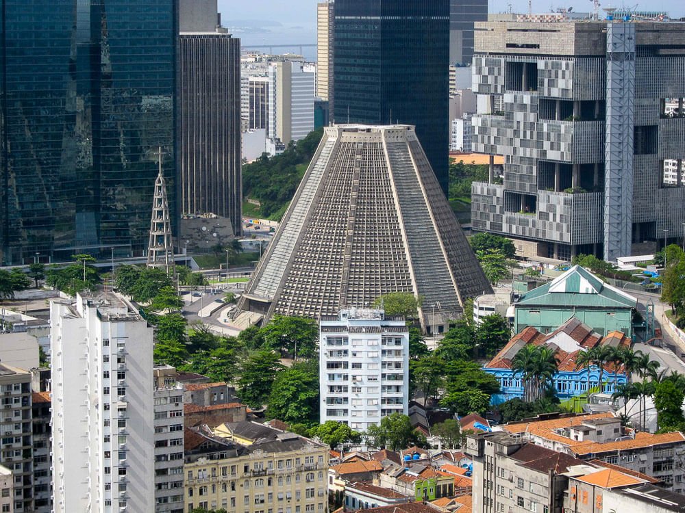 Panorama superior para o Centro do Rio de Janeiro, com a Catedral Metropolitana no centro, a Sede da Petrobras à direita, muitas árvores e vários edifícios.