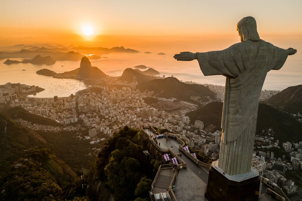Vista para pôr do sol no Rio de Janeiro a partir do Cristo Redentor.