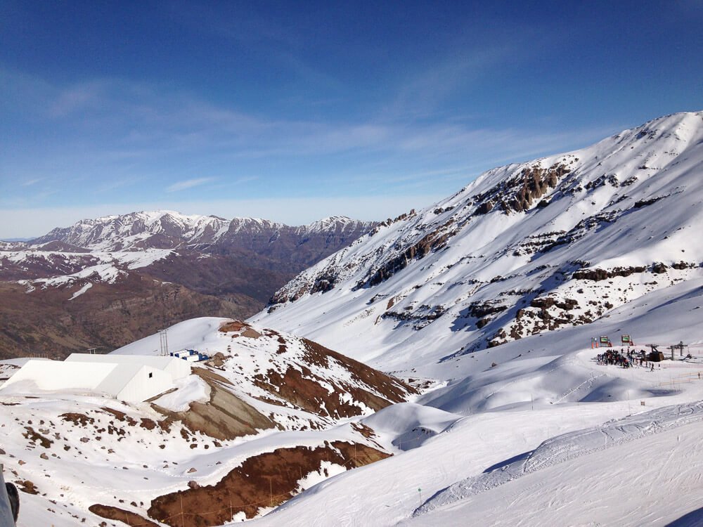 Montanhas parcialmente cobertas de neve, no Vale Nevado.