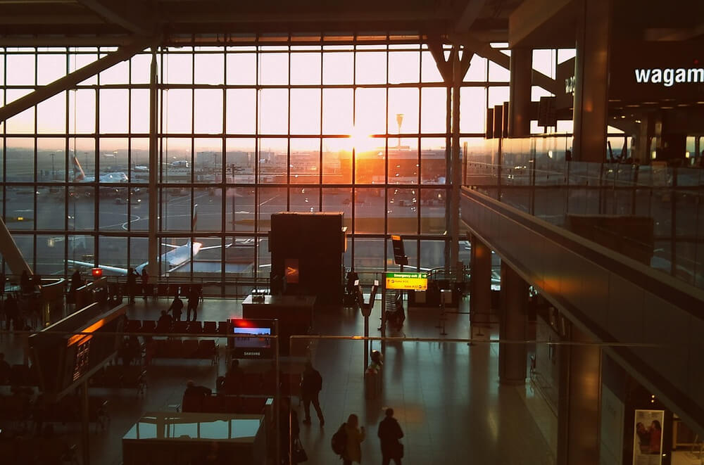 O pôr do sol através das janelas do Aeroporto de Heathrow.