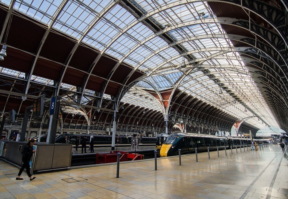 A estação de Paddington durante o dia.