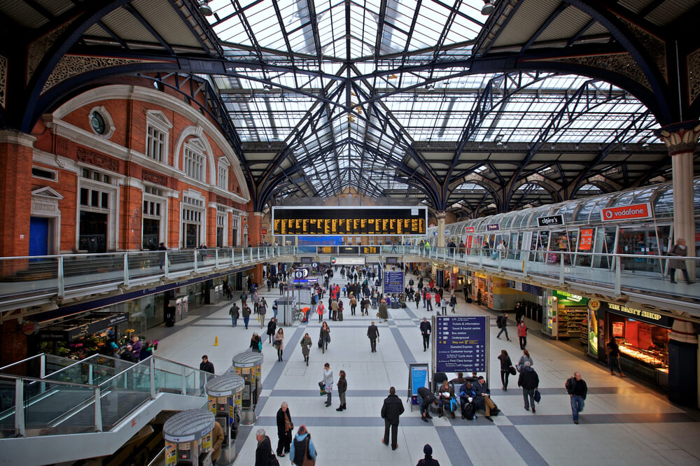 A estação Liverpool Street em Londres durante o dia.