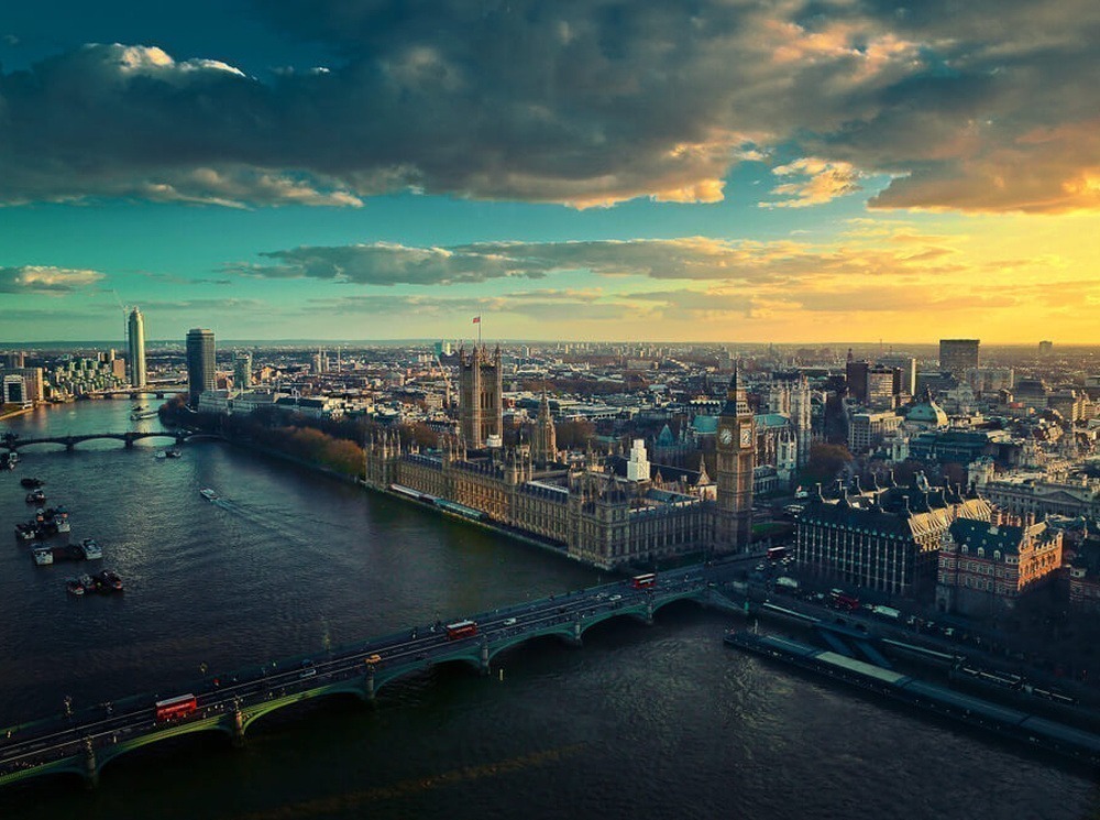 A cidade de Londres e o Rio Tâmisa vistos de cima durante o pôr do sol.