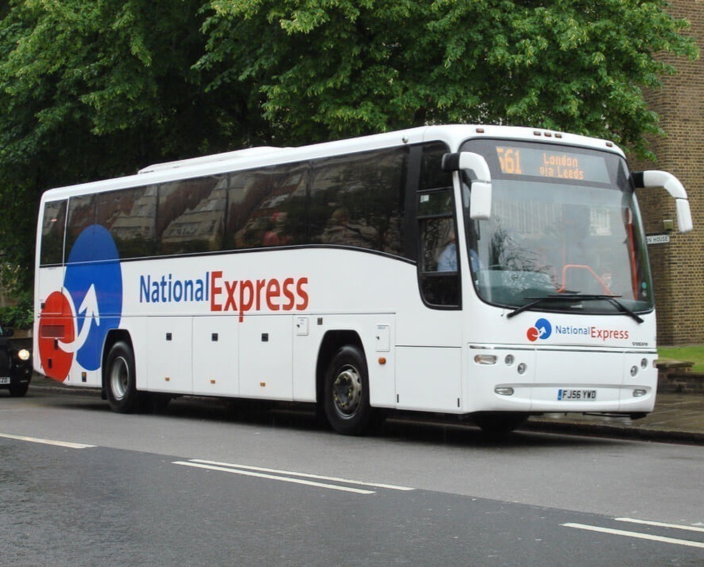 Ônibus da National Express em operação durante o dia.