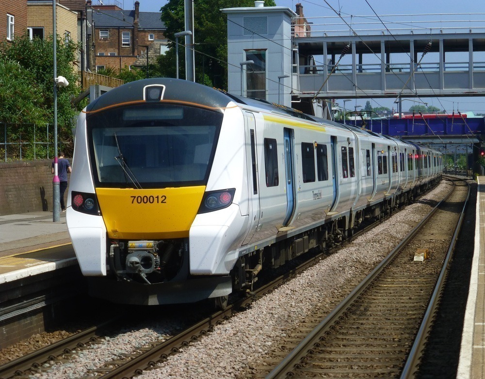 Trem na rota Thameslink em operação durante o dia.
