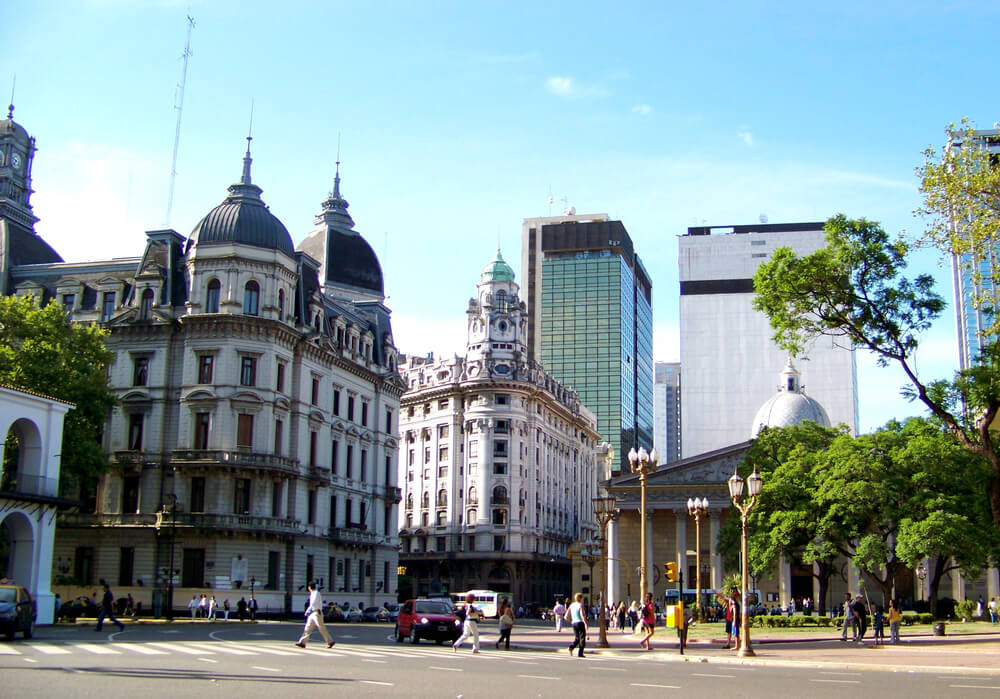 Alguns prédios históricos de Buenos Aires vistos da Plaza de Mayo.