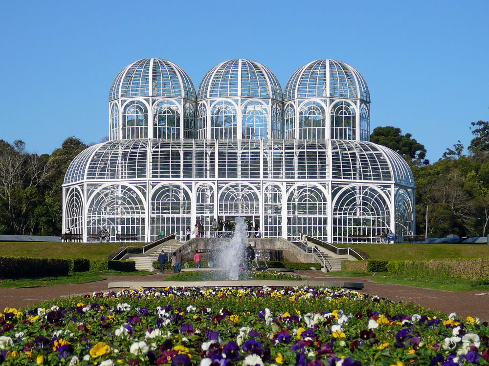 O Jardim Botânico de Curitiba durante o dia.