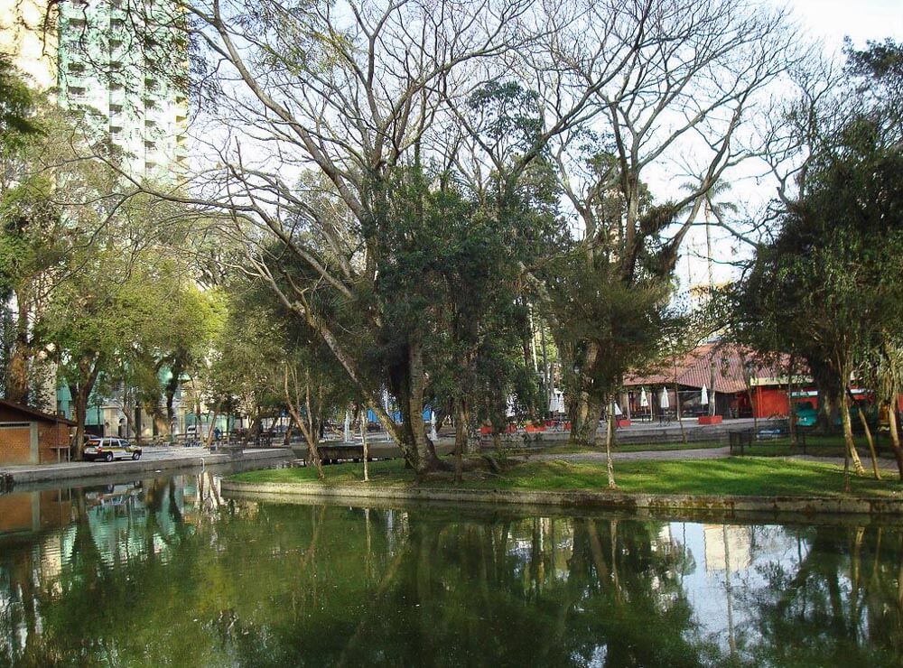 Área do Passeio Público de Curitiba em um dia nublado.