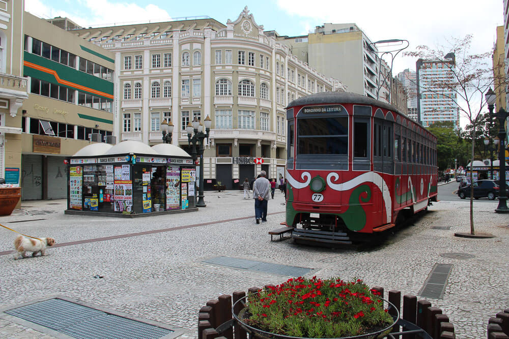 A Rua das Flores de dia, com visão para o Palácio Avenida.