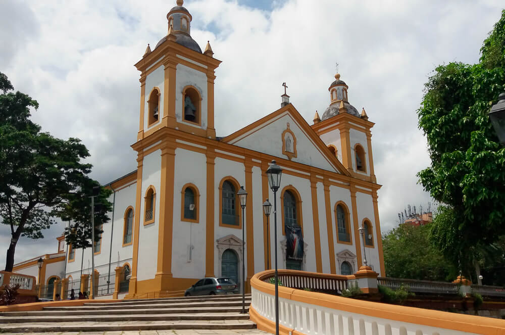 Vista lateral da Catedral de Nossa Senhora da Conceição em um dia nublado.