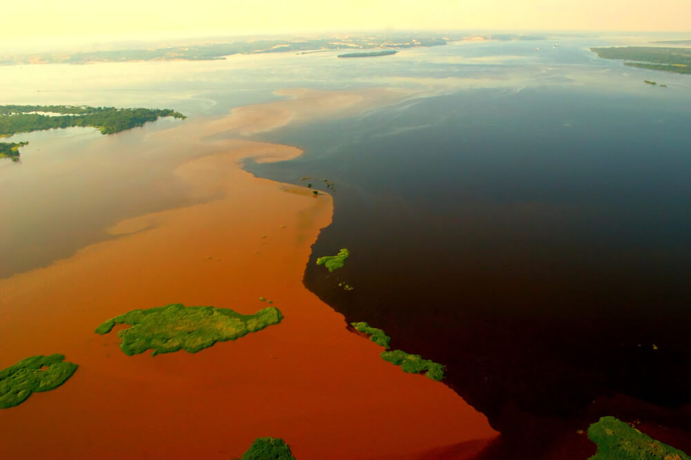 O incrível Encontro das águas do Rio Negro e Solimões.