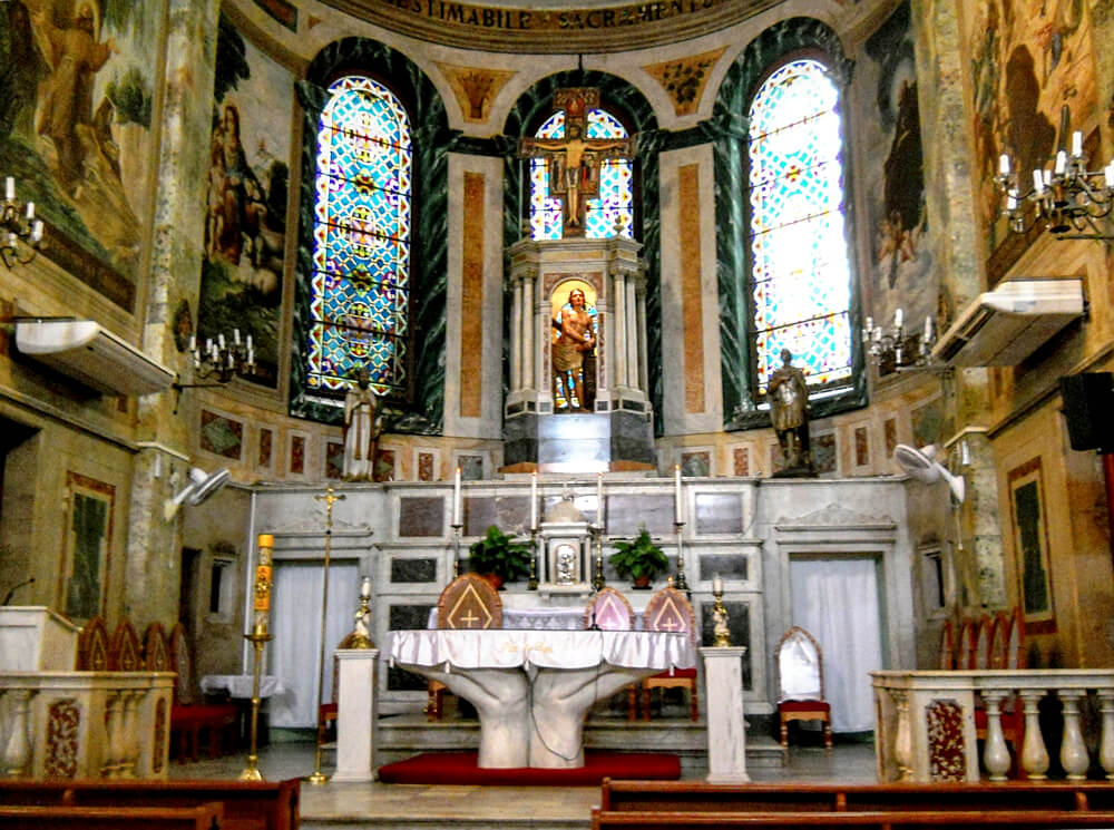O interior da Igreja de São Sebastião, no Centro Histórico de Manaus.