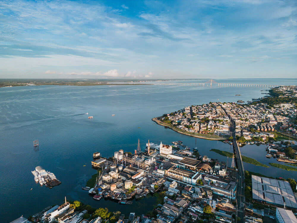 Vista aérea do Bairro Aparecida e do Rio Negro, na cidade de Manaus.