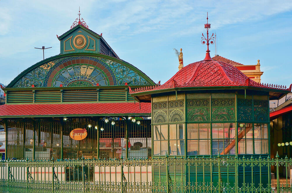 Área do Mercado Municipal Adolpho Lisboa durante o dia.
