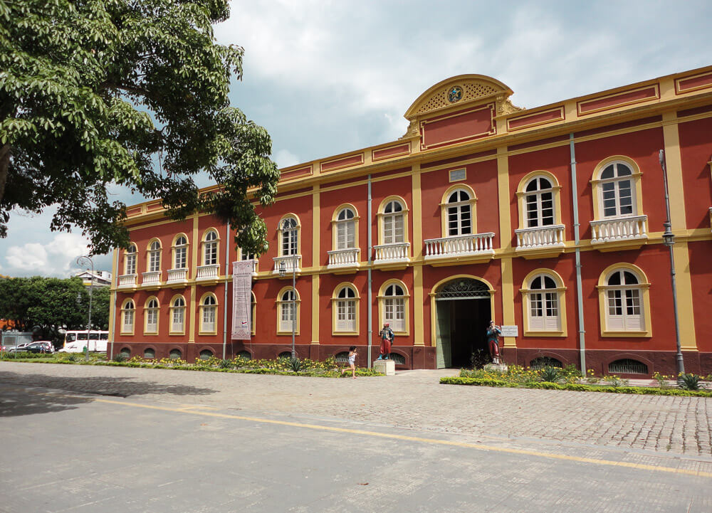 A fachada do Palacete Provincial em Manaus durante o dia.