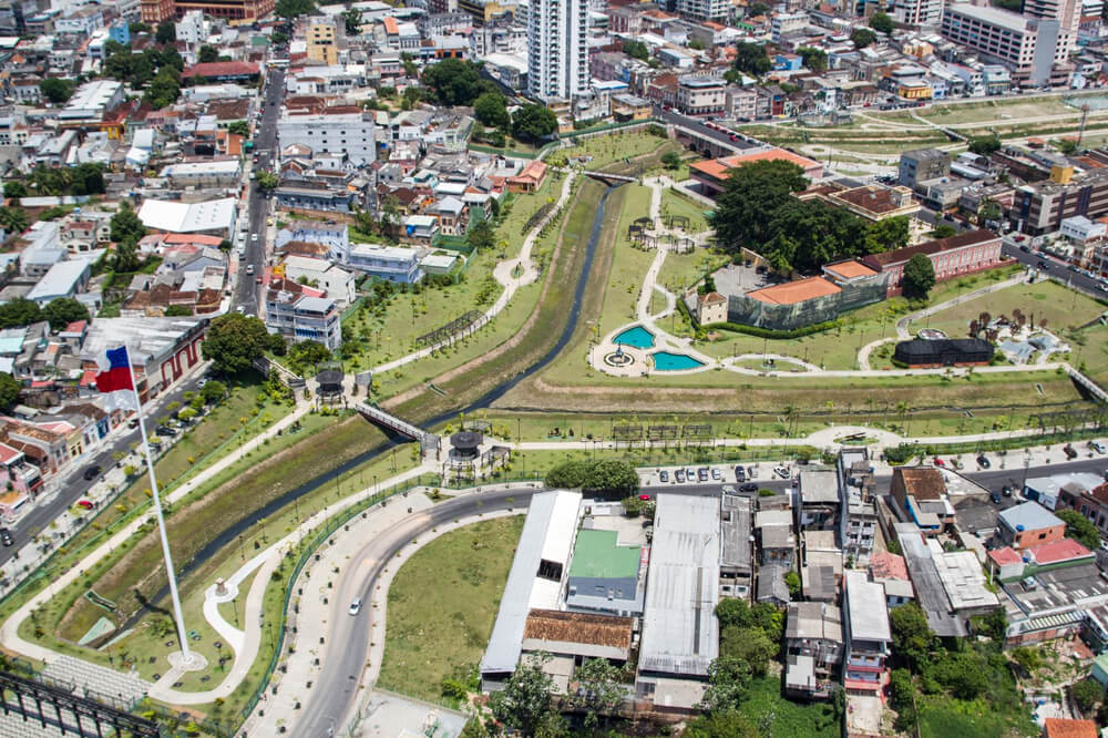 Vista aérea do Parque Senador Jefferson Péres durante o dia.