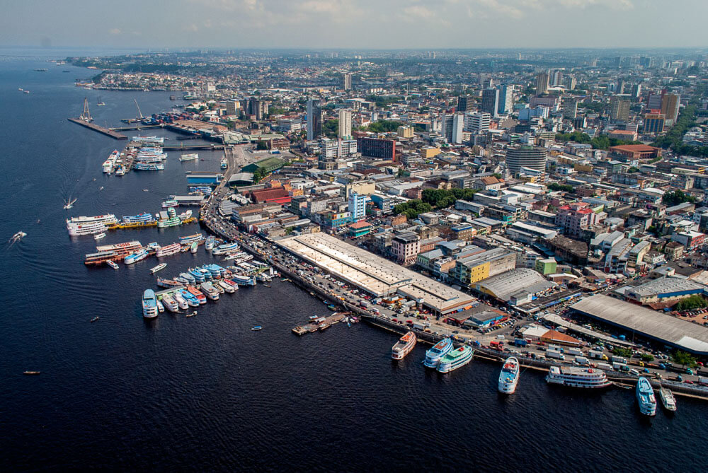 Visão aérea do Porto de Manaus e o Rio Negro.