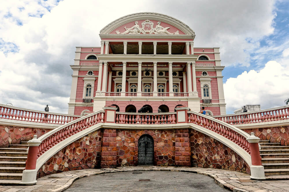 Visão frontal do Teatro Amazonas em Manaus.