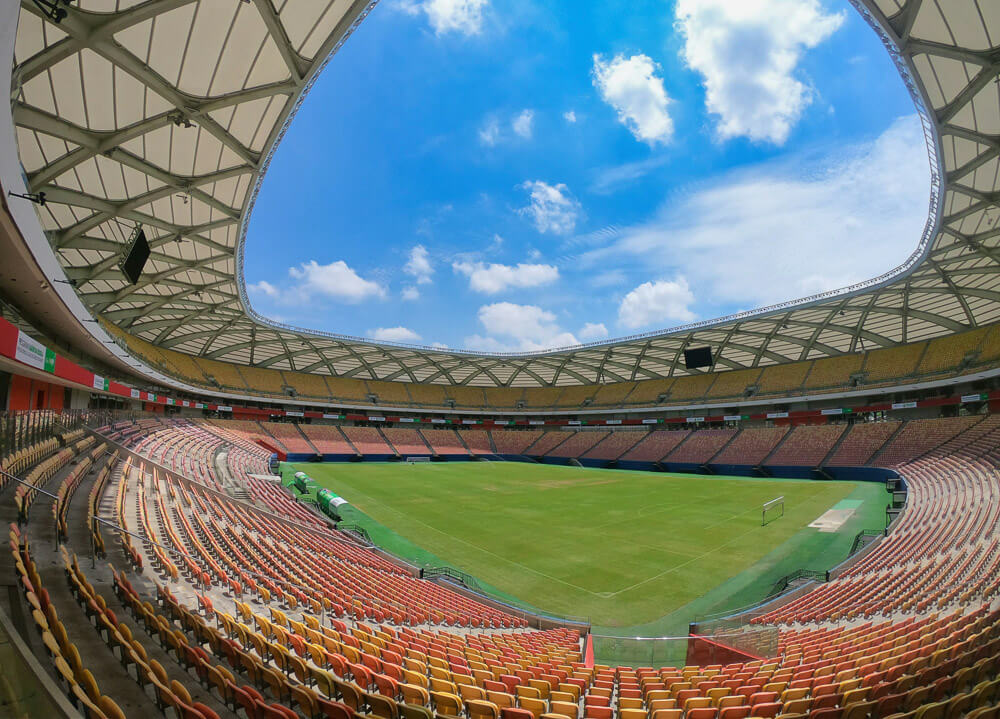 O interior da Arena da Amazônia durante o dia.