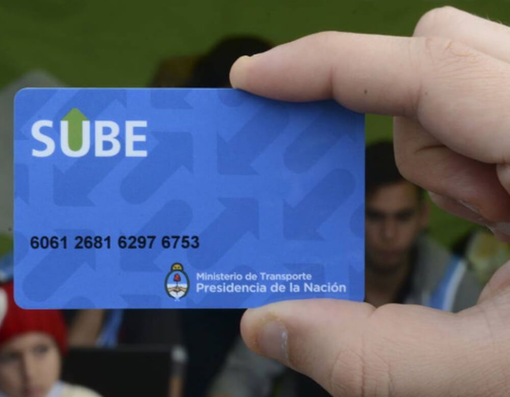 Mão segurando o cartão SUBE, cartão para transporte público em Buenos Aires.