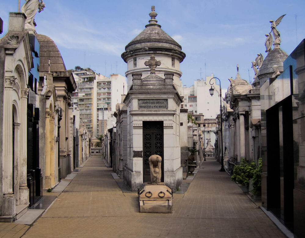Sepulcros e corredores do Cemitério de La Recoleta, em Buenos Aires, durante o dia.