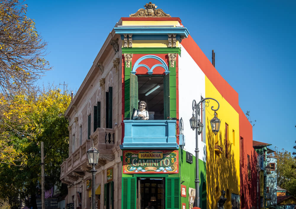 Visão de trecho do Caminito, área no bairro La Boca, em Buenos Aires.