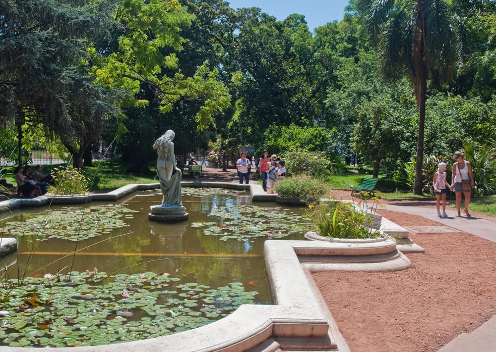 Paisagem do Jardim Botânico Carlos Thays durante o dia, na cidade de Buenos Aires.