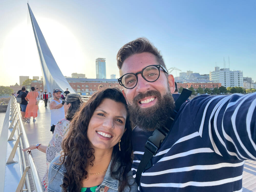 Uma selfie nossa com a Ponte da Mulher ao fundo, no bairro de Puerto madero, em Buenos Aires.