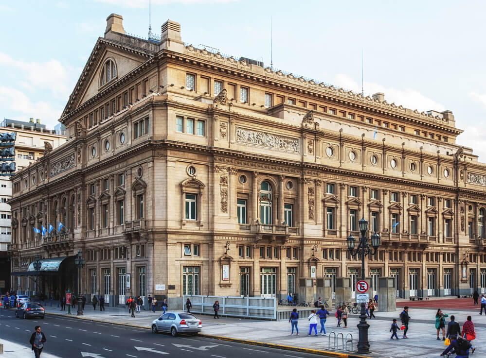 O exterior do Teatro Colón, no centro de Buenos Aires, durante o dia.