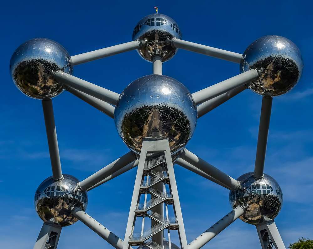 O Atomium visto durante o dia, em Bruxelas.