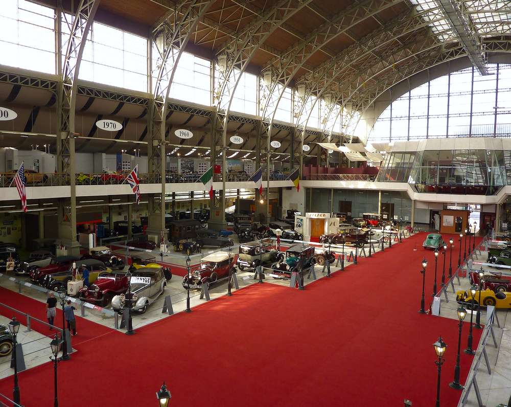 O interior do Autoworld Museum e seua acervo, em Bruxelas.