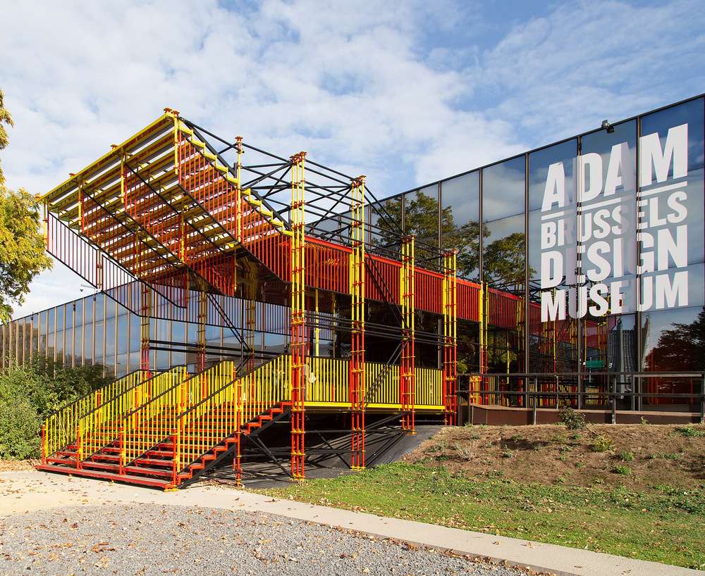 A entrada do Design Museum Brussels vista durante o dia, em Bruxelas.