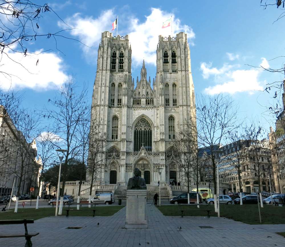 O exterior da Catedral de São Miguel e Santa Gúdula visto durante o dia, em Bruxelas.