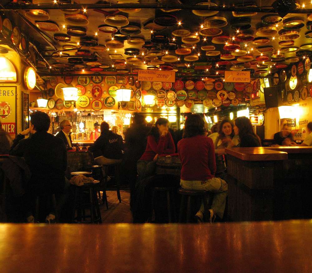 O interior do Delirium Café, na cidade de Bruxelas, na Bélgica.