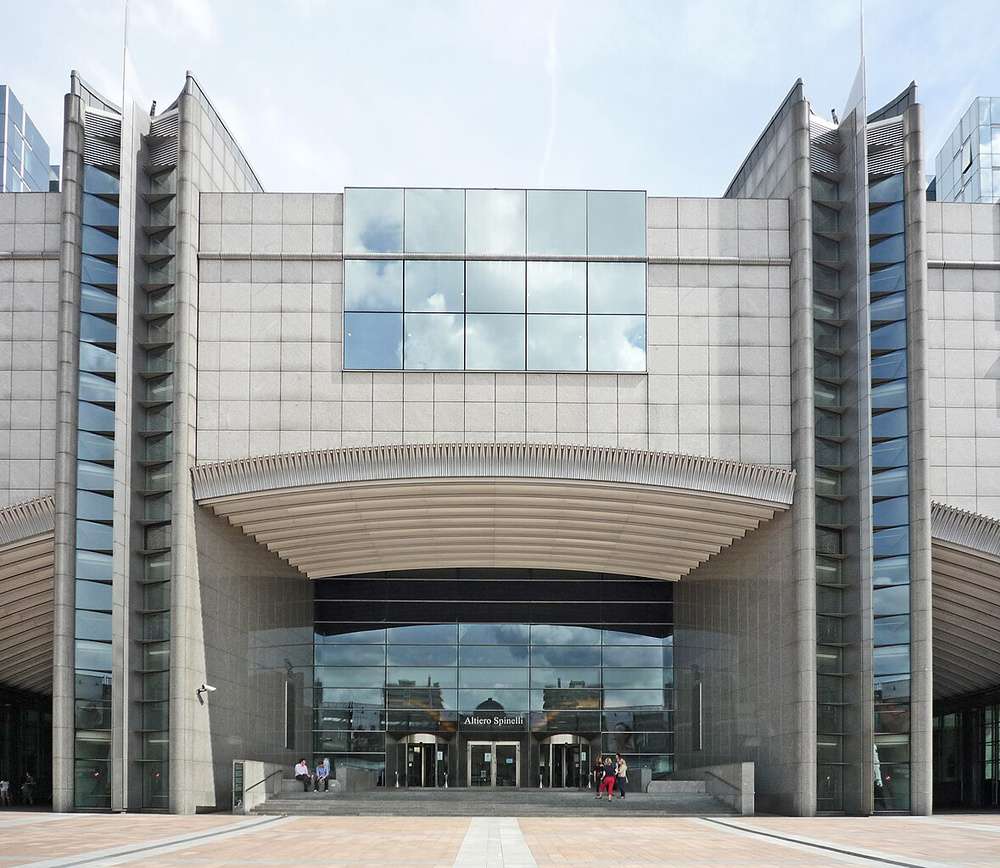 A fachada do Parlamento Europeu, em Bruxelas, vista durante o dia.