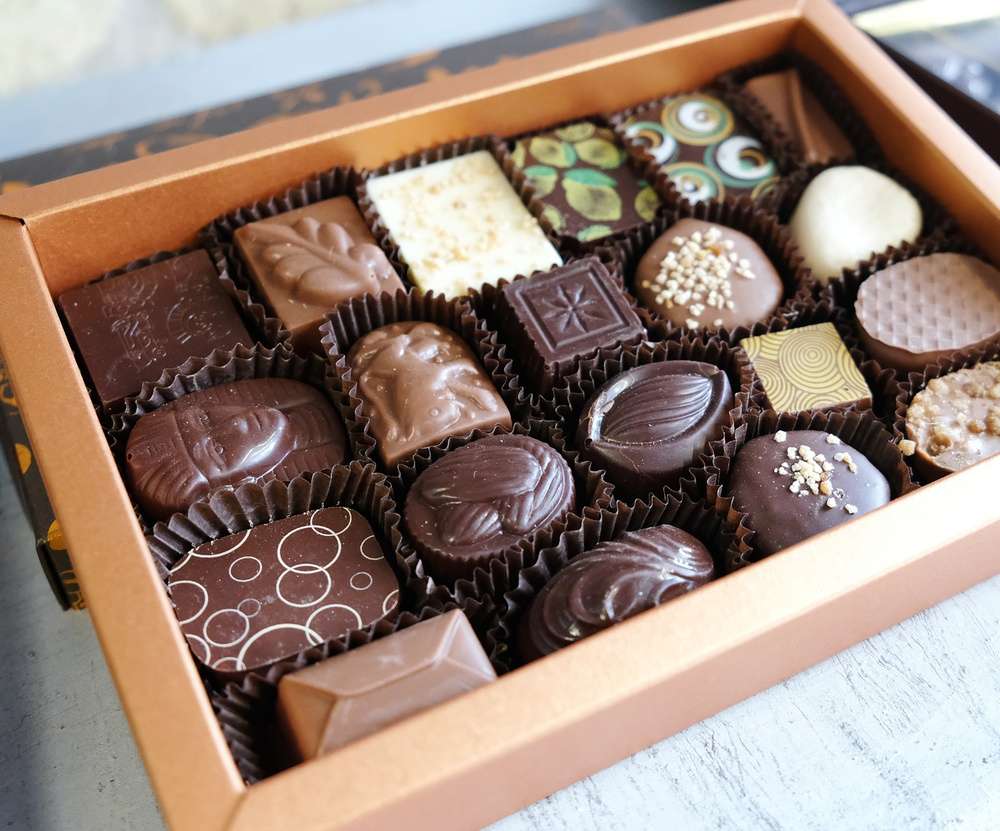 Pralinês belgas de chocolate em uma caixa de papelão.