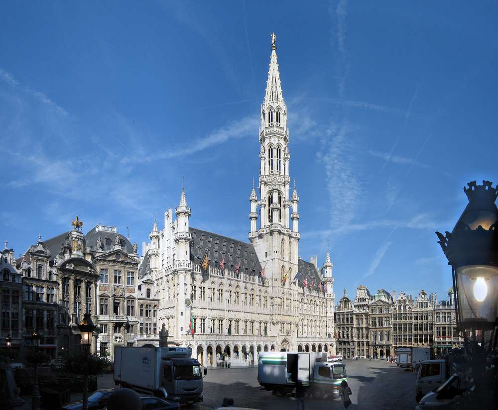 O Hotel de Ville durante o dia, na Grand Place, em Bruxelas.