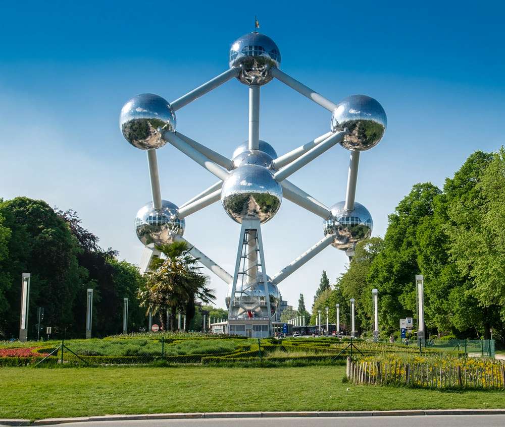 O Atomium visto durante o dia, em Bruxelas.
