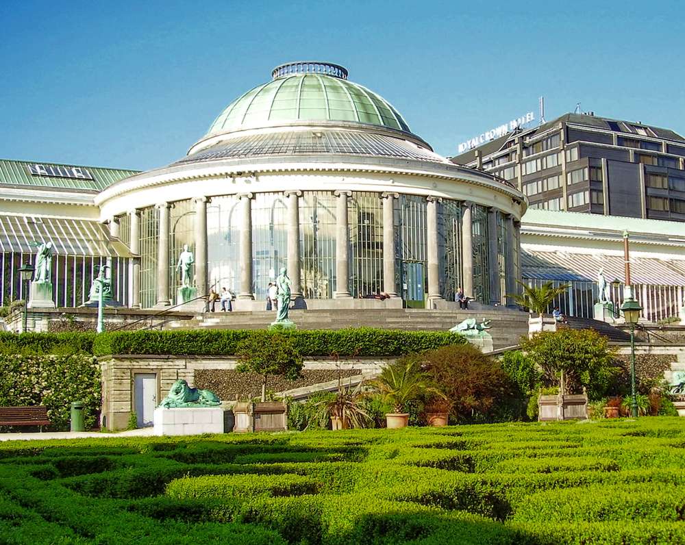 O Le Botanique e seu jardim durante o dia, em Bruxelas.